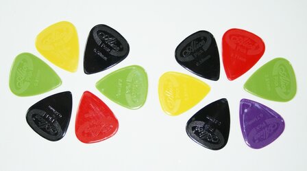 Verpakking van 12 plectrums in verschillende diktes en kleuren