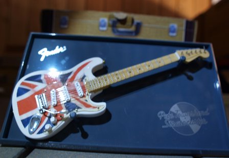 Miniatuur Pete Townsend gitaar op showplateau, 17 cm