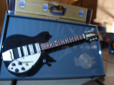 Miniatuur John Lennon Rickenbacker gitaar op showplateau, 17 cm