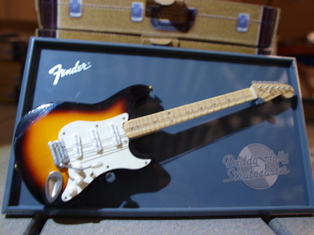 Miniatuur Buddy Holly Stratocaster gitaar op showplateau, 17 cm