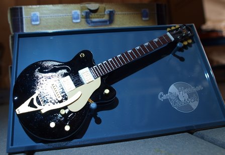 Miniatuur George Harrisson Gretsch gitaar op showplateau, 17 cm