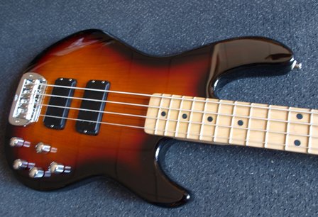 G&amp;L Tribute M2000 3tone sunburst MP, nu met stevige orginele G&amp;L gigbag