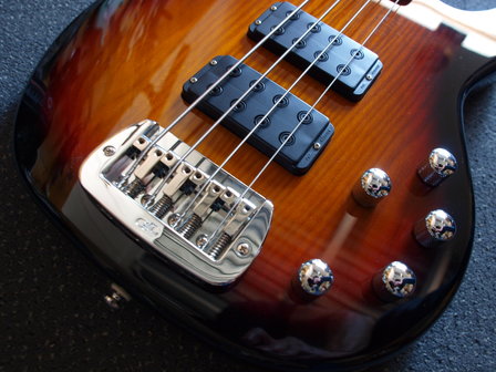 G&amp;L Tribute M2000 3tone sunburst MP, nu met stevige orginele G&amp;L gigbag