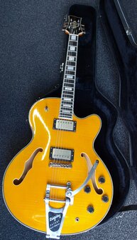 Stromberg Aged Monterey Trans Honey met Bigsby tremolo en koffer