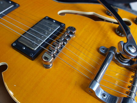 Stromberg Aged Monterey Trans Honey met Bigsby tremolo en koffer