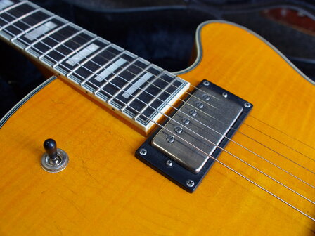 Stromberg Aged Monterey Trans Honey met Bigsby tremolo en koffer