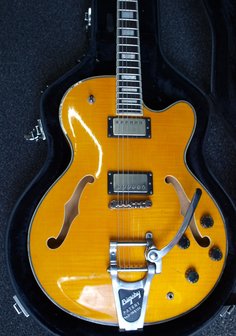 Stromberg Aged Monterey Trans Honey met Bigsby tremolo en koffer