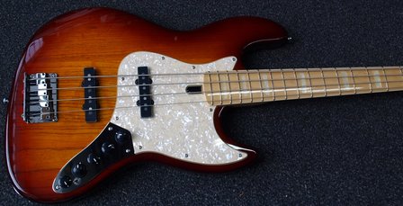 Sire Marcus Miller V7 swamp ash 4-string bass guitar tobacco sunburst, tijdelijk met gevoerde hoes