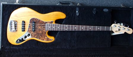 G&amp;L USA Custom Build Jazzbass Honey Ale Swamp Ash met luxe tolex oblong hardcase