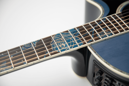 Takamine LTD-2021 Bluerose limited edition met koffer, laatste exemplaar en is op voorraad