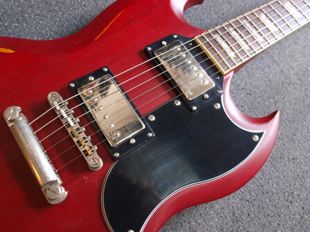 Vintage VS6 Icon Series MRCR Relic Cherry Red, SG-model elektrische gitaar