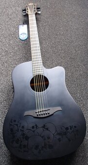 L&acirc;g Skullture dreadnought cutaway electro black satin, b-stock door vingerafdrukken in de lak