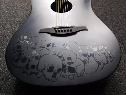 L&acirc;g Skullture dreadnought cutaway electro black satin, b-stock door vingerafdrukken in de lak