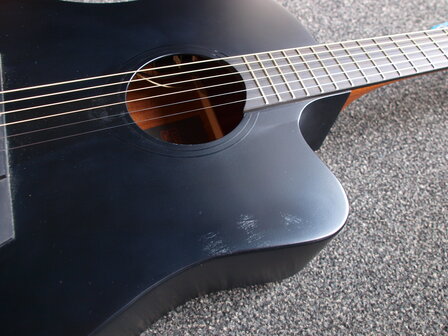 L&acirc;g Skullture dreadnought cutaway electro black satin, b-stock door vingerafdrukken in de lak