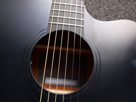 L&acirc;g Skullture dreadnought cutaway electro black satin, b-stock door vingerafdrukken in de lak