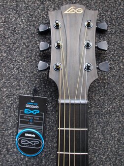 L&acirc;g Skullture dreadnought cutaway electro black satin, b-stock door vingerafdrukken in de lak