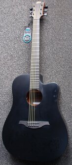 L&acirc;g Skullture dreadnought cutaway electro black satin, b-stock door vingerafdrukken in de lak