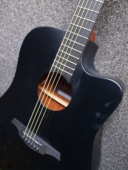 L&acirc;g Skullture dreadnought cutaway electro black satin, b-stock door vingerafdrukken in de lak