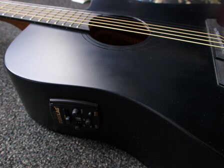 L&acirc;g Skullture dreadnought cutaway electro black satin, b-stock door vingerafdrukken in de lak