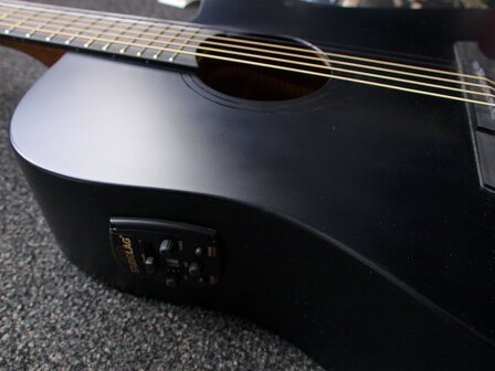 L&acirc;g Skullture dreadnought cutaway electro black satin, b-stock door vingerafdrukken in de lak