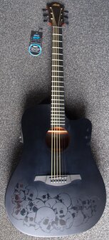 L&acirc;g Skullture dreadnought cutaway electro black satin, b-stock door vingerafdrukken in de lak