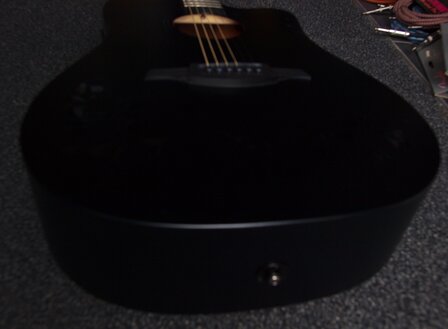 L&acirc;g Skullture dreadnought cutaway electro black satin, b-stock door vingerafdrukken in de lak