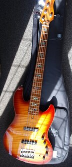 Sire Marcus Miller V10+ S5 basgitaar, 5-snarig, swamp ash with flamed maple top