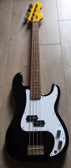 Vintage V4 BK P-Bass in Zwart