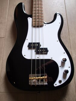 Vintage V4 BK P-Bass in Zwart