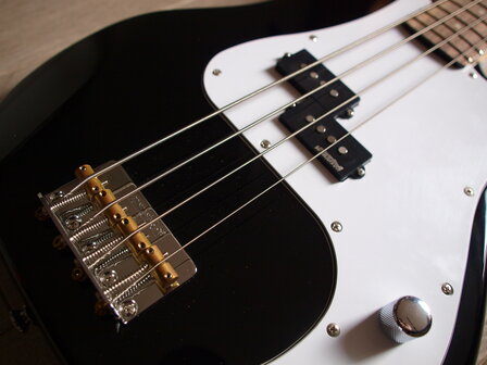 Vintage V4 BK P-Bass in Zwart