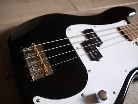 Vintage V4 BK P-Bass in Zwart