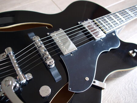 ​HAGSTROM Tremar HJ500 Black, nu met Hagstrom koffer