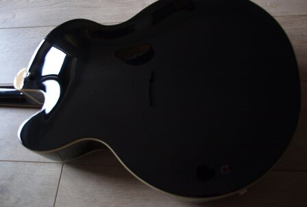 ​HAGSTROM Tremar HJ500 Black, nu met Hagstrom koffer