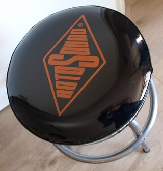 Rotosound kruk ca 60 cm hoog, met 33 cm diameter logo kussen
