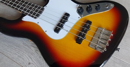 SX elektrisch basgitaarpakket, met versterker, tas, riem, tuner en kabel, 3 tone sunburst