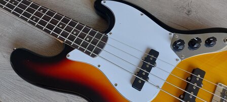 SX elektrisch basgitaarpakket, met versterker, tas, riem, tuner en kabel, 3 tone sunburst