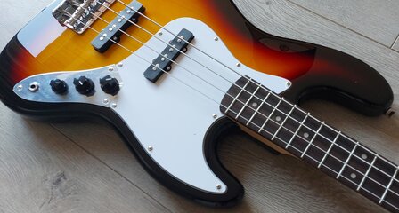SX elektrisch basgitaarpakket, met versterker, tas, riem, tuner en kabel, 3 tone sunburst