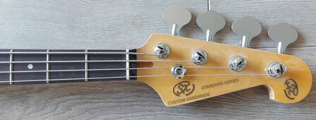 SX elektrisch basgitaarpakket, met versterker, tas, riem, tuner en kabel, 3 tone sunburst