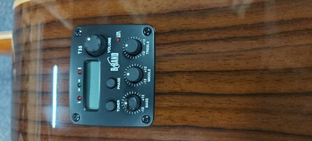 Luna Oracle Series Eclipse electro-akoestische gitaar