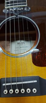 Sigma JM-SG160E+ Dreadnought Slope Shoulder Electro met koffer