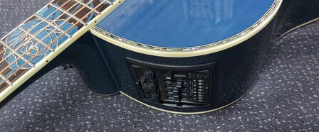 Takamine LTD-2021 Bluerose limited edition met koffer, laatste exemplaar en is op voorraad
