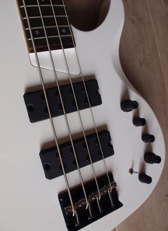Sire Marcus Miller M2+ 4-snarig, White Pearl, 2nd Gen