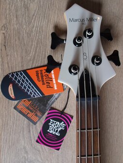 Sire Marcus Miller M2+ 4-snarig, White Pearl, 2nd Gen