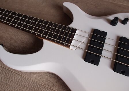 Sire Marcus Miller M2+ 4-snarig, White Pearl, 2nd Gen