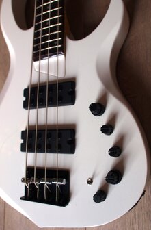 Sire Marcus Miller M2+ 4-snarig, White Pearl, 2nd Gen