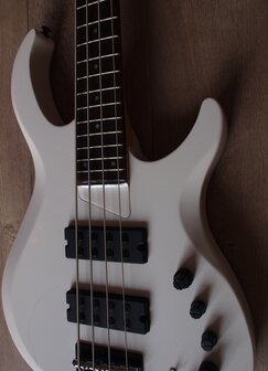 Sire Marcus Miller M2+ 4-snarig, White Pearl, 2nd Gen