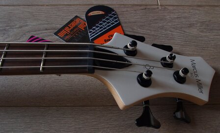 Sire Marcus Miller M2+ 4-snarig, White Pearl, 2nd Gen
