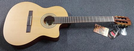 Salvador Cortez Iberia Series Luna stage guitar Fishman Clasica II