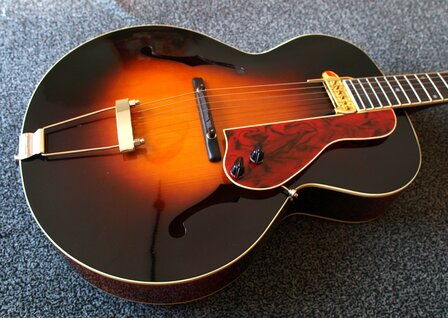 The Loar Archtop Acoustic Guitar VS LH-600-VS met element