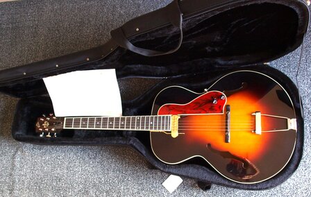 The Loar Archtop Acoustic Guitar VS LH-600-VS met element